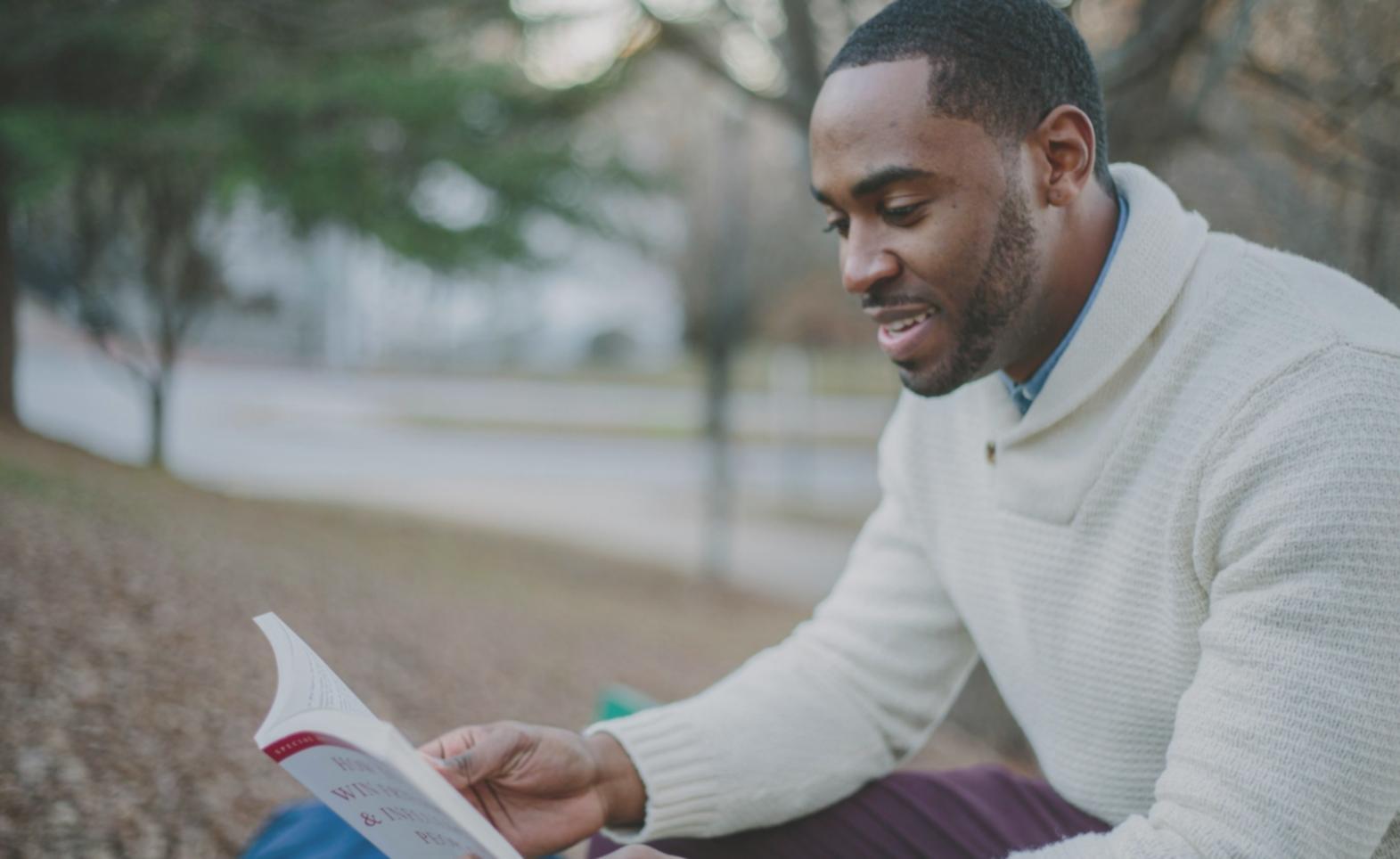 Studente che segue corso online su laptop