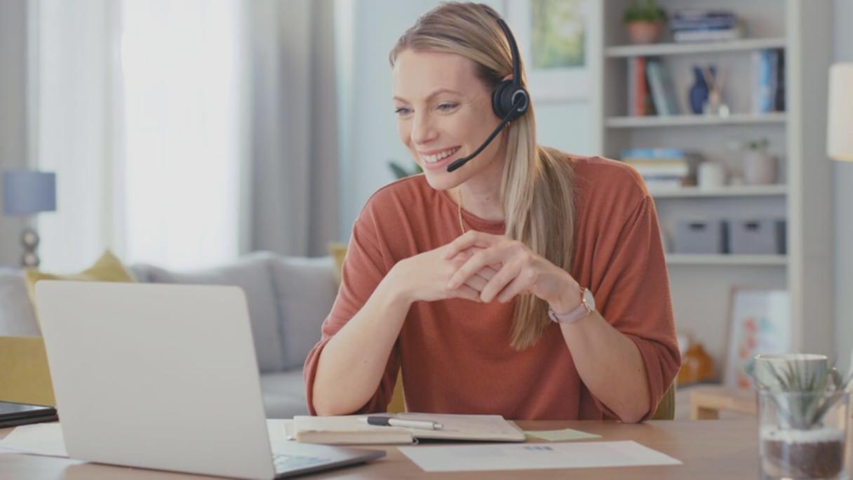 Analista finanziario al lavoro su modelli complessi