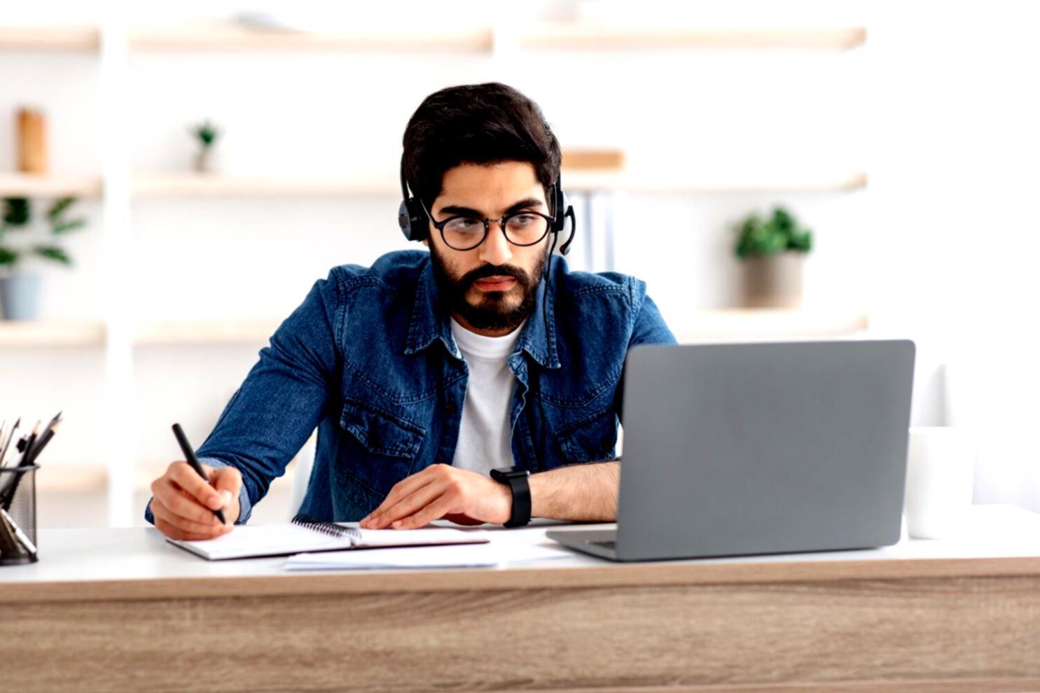 Ambiente di lavoro con modelli finanziari aperti su computer e documentazione